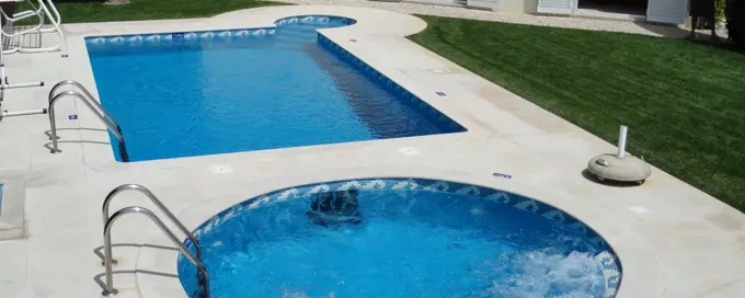Piscina e jacuzzi no jardim relvado de uma moradia acabada