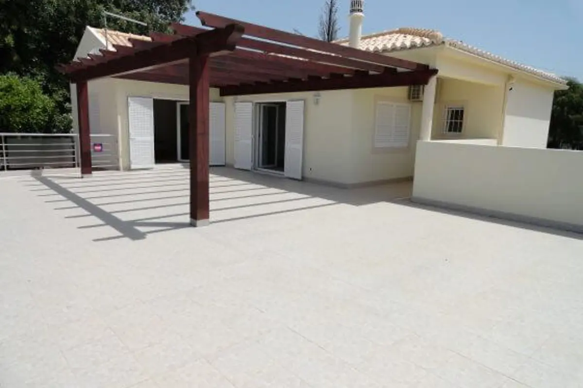 Terraço com pérgula de madeira na moradia de Loulé, no Algarve